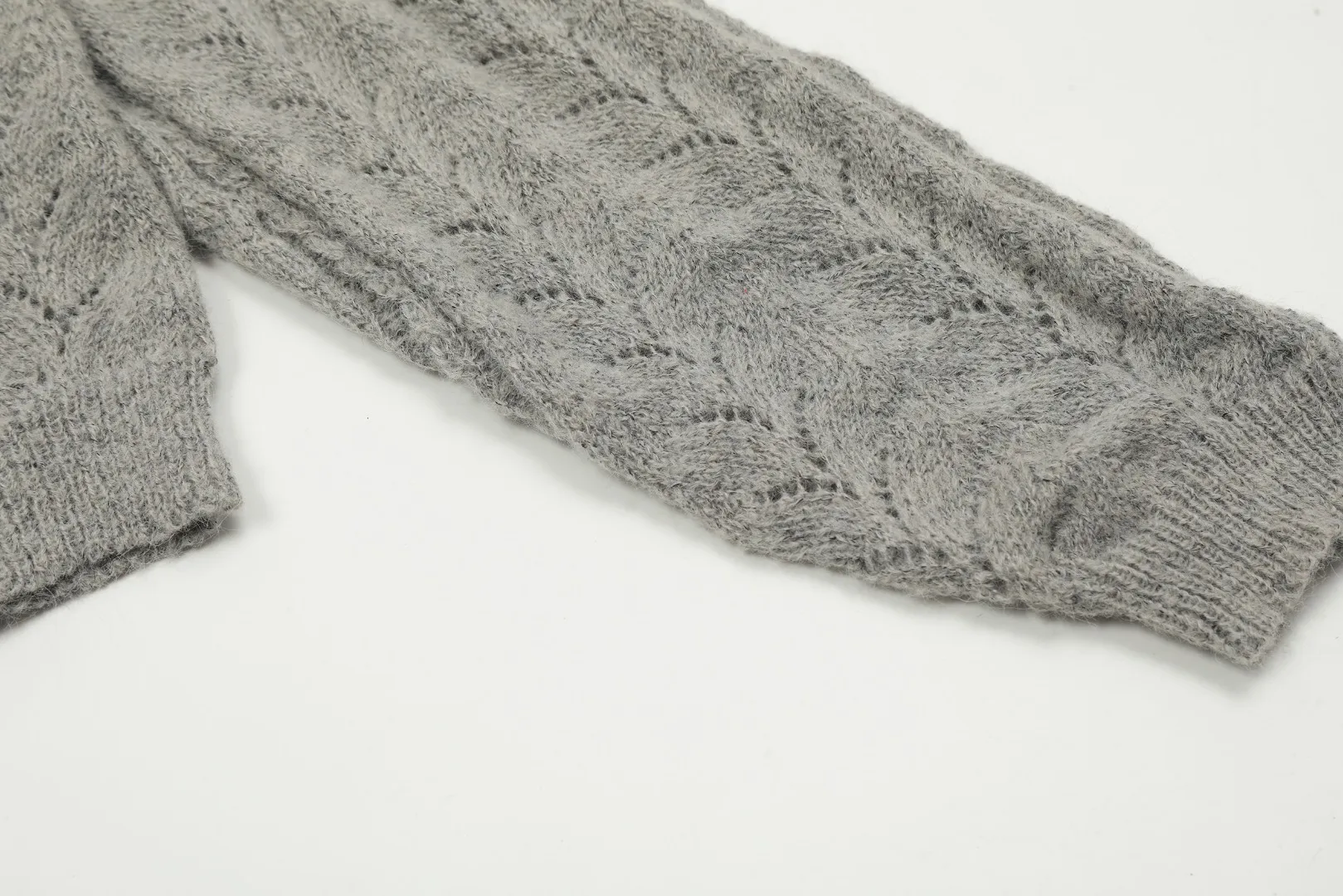 vivienne west wood Vivienne heavy lace classic cardigan knitted sweater wool 2024 autumn latest style 🧩 15% merino cotton wool 85% wool blend 🧩Correct Italian 🇮🇹100% wool washed wheat logo Size: S -M- L Color: black purple gray